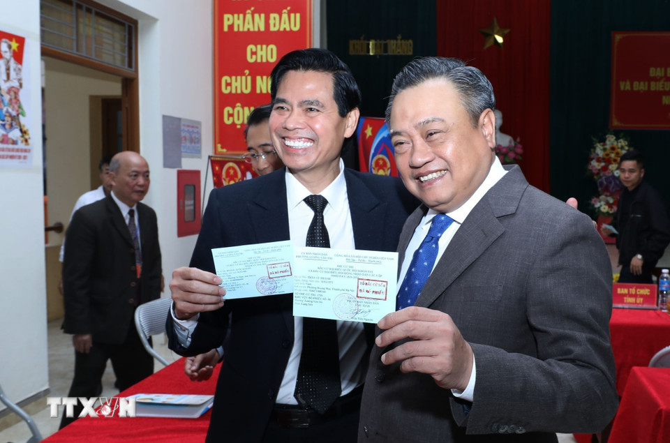 Ủy viên Bộ Chính Trị, Bí thư Trung ương Đảng, Chủ nhiệm Ủy ban Kiểm tra Trung ương Trần Sỹ Thanh, Bí thư Tỉnh ủy Lạng Sơn Hoàng Quốc Khánh cầm trên tay Thẻ cử tri đã đóng dấu sau khi bầu cử. (Ảnh: Anh Tuấn/TTXVN)