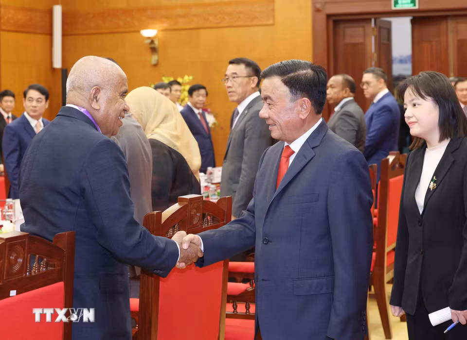 Thường trực Ban Bí thư Trần Cẩm Tú cùng Trưởng đoàn chính đảng các nước ASEAN. (Ảnh: Phương Hoa/TTXVN)