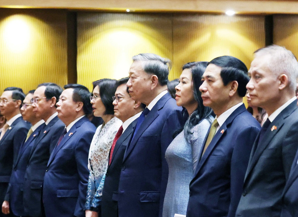 Tổng Bí thư Tô Lâm và Phu nhân; Phó Thủ tướng Singapore Heng Swee Keat và Phu nhân và các đại biểu thực hiện nghi lễ chào cờ. (Ảnh: Thống Nhất/TTXVN)