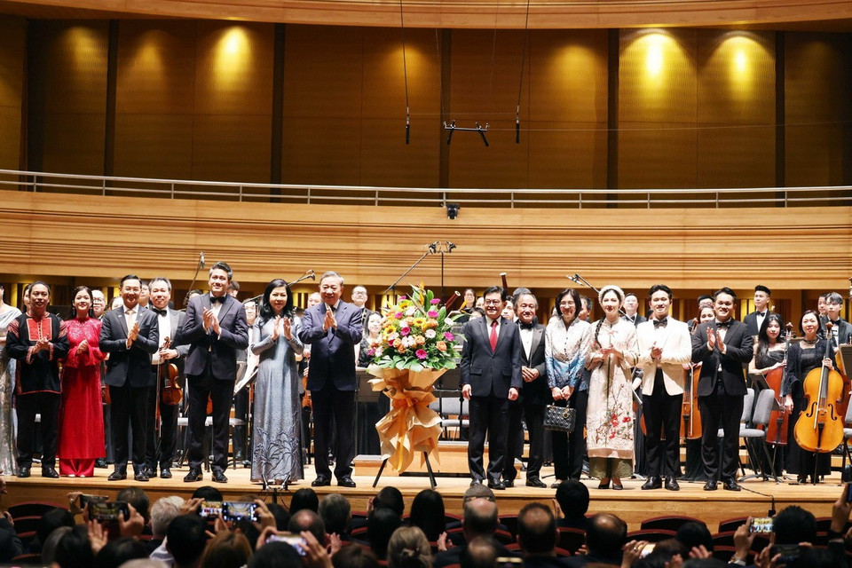 Tổng Bí thư Tô Lâm và Phu nhân; Phó Thủ tướng Singapore Heng Swee Keat và Phu nhân tặng hoa cho các nghệ sỹ. (Ảnh: Thống Nhất/TTXVN)