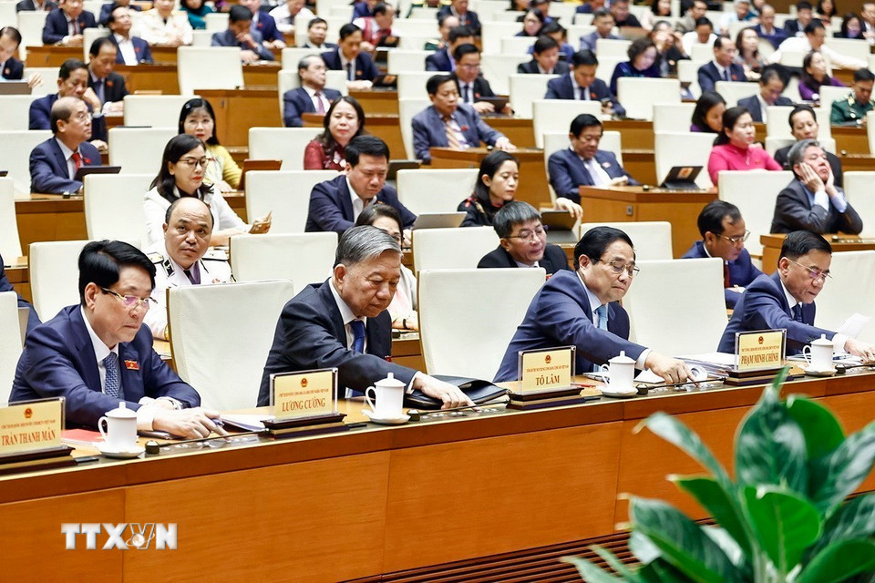 Sự kiện 7: Thông qua chủ trương đầu tư, tái khởi động hai dự án quan trọng. Trong ảnh: Tổng Bí thư Tô Lâm, Chủ tịch nước Lương Cường, Thủ tướng Phạm Minh Chính và đại biểu biểu quyết thông qua chủ trương đầu tư dự án Điện hạt nhân Ninh Thuận. (Ảnh: Doãn Tấn/TTXVN)