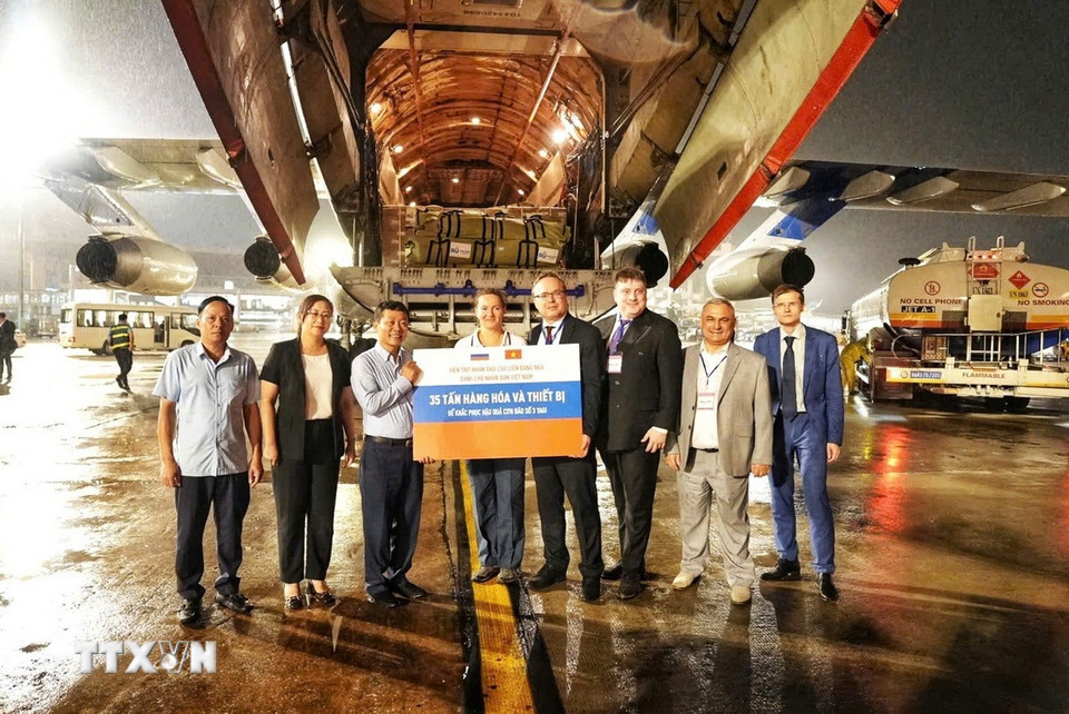 Lễ bàn giao 35 tấn hàng viện trợ nhân đạo của Liên bang Nga hỗ trợ Việt Nam khắc phục hậu quả bão số 3. (Ảnh: TTXVN)