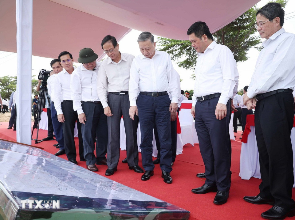 Tổng Bí thư Tô Lâm quan sát vị trí quy hoạch Nhà máy điện hạt nhân Ninh Thuận 1. (Ảnh: Thống Nhất/TTXVN)