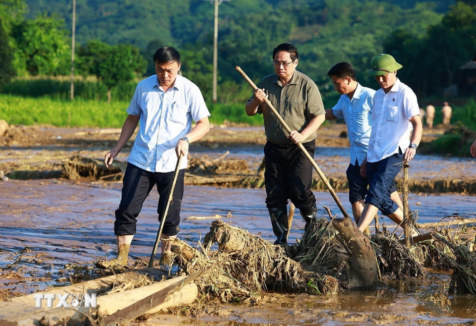 Thủ tướng Phạm Minh Chính chỉ đạo công tác tìm kiếm người bị nạn do lũ quét, sạt lở đất tại thôn Làng Nủ, xã Phúc Khánh, huyện Bảo Yên, tỉnh Lào Cai. (Ảnh: Dương Giang/TTXVN)
