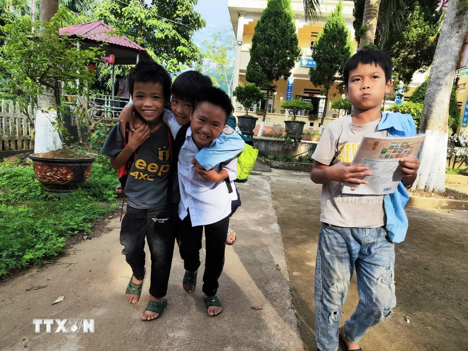 Học sinh Làng Nủ trở lại trường sau lũ quét kinh hoàng. (Ảnh: Hoàng Hiếu/TTXVN)