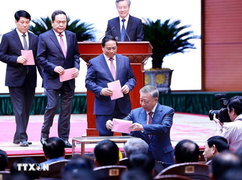 Các đồng chí Ban Chấp hành Trung ương bỏ phiếu bầu Tổng Bí thư Ban Chấp hành Trung ương Đảng Cộng sản Việt Nam. (Ảnh: Dương Giang/TTXVN)