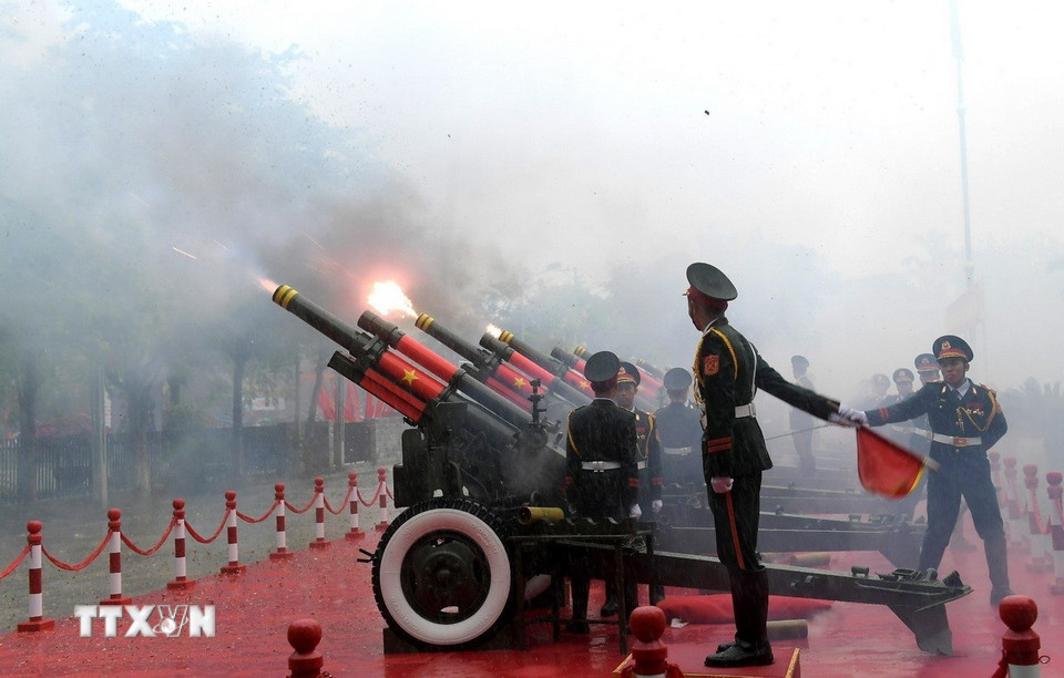 Lễ kỷ niệm bắt đầu bằng 21 loạt pháo trên nền Quốc thiều nước Cộng hòa xã hội Chủ nghĩa Việt Nam. (Ảnh: Trung Kiên/TTXVN)