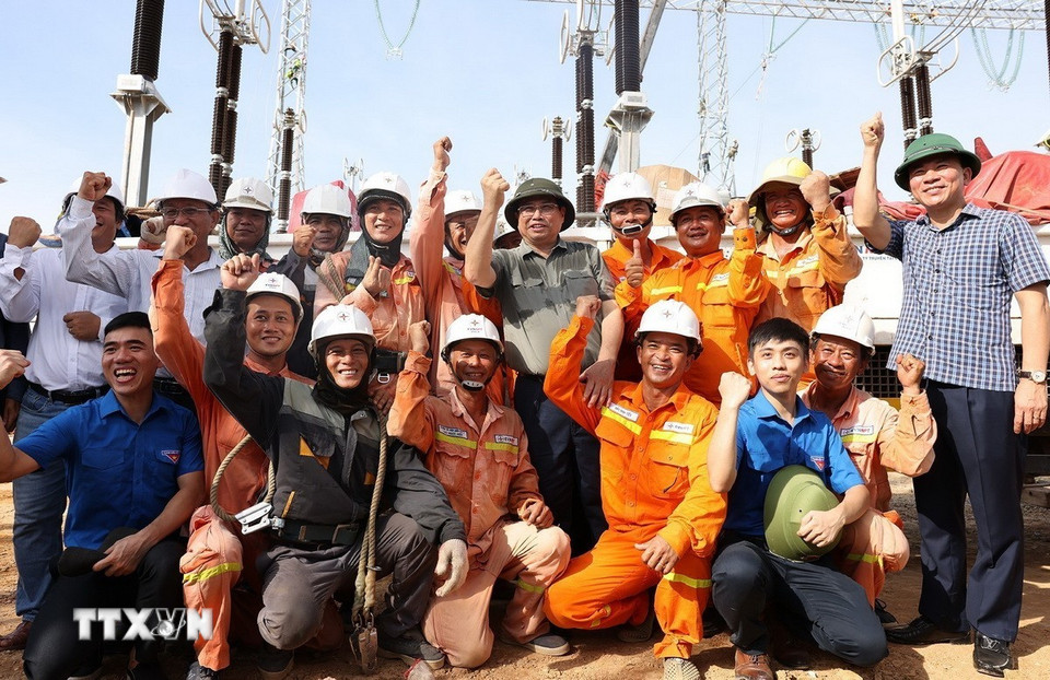Thủ tướng Phạm Minh Chính và các đơn vị thi công thể hiện quyết tâm hoàn thành Dự án Trạm biến áp 500 kV Thanh Hóa đúng tiến độ. (Ảnh: Dương Giang/TTXVN)