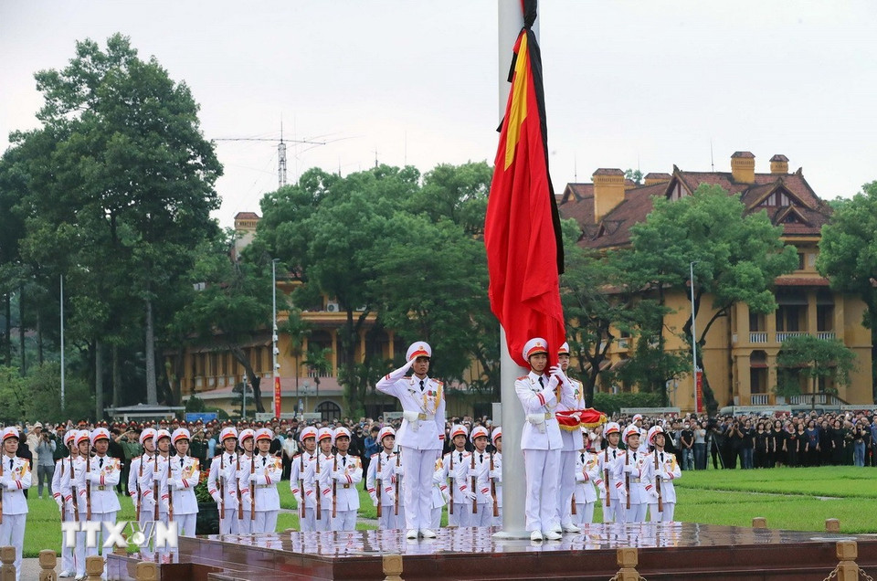 Sự kiện 1: Tổng Bí thư Nguyễn Phú Trọng qua đời. Trong ảnh: Lễ treo cờ rủ Quốc tang Tổng Bí thư Nguyễn Phú Trọng tại Quảng trường Ba Đình. (Ảnh: TTXVN)