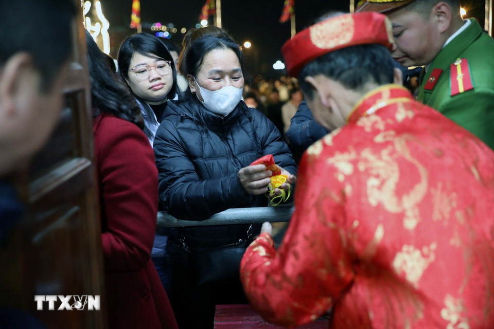 Các bô lão địa phương phát lương cho người dân và du khách. (Ảnh: Đại Nghĩa/TTXVN)