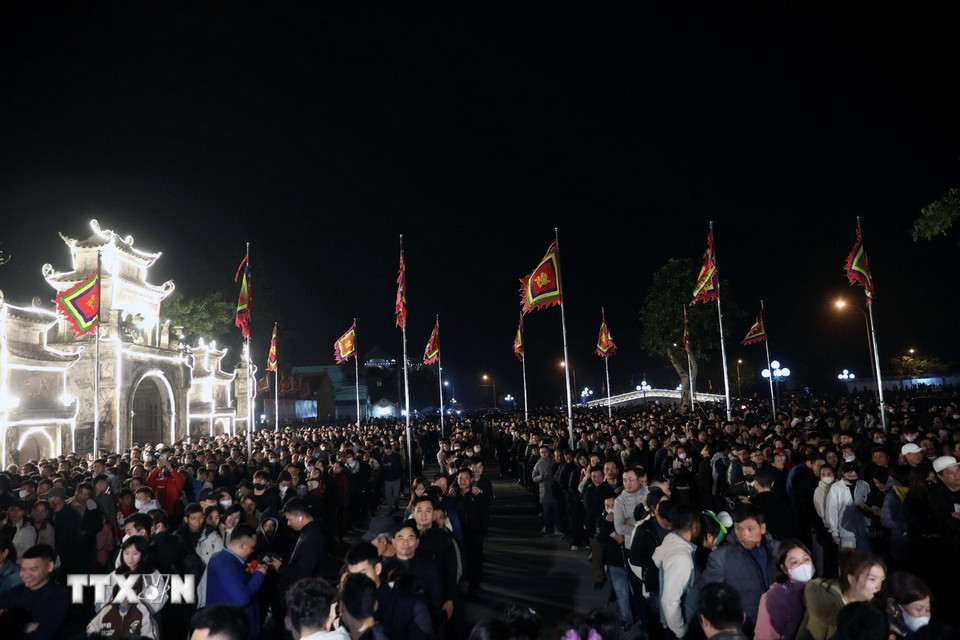 Hàng ngàn người dân địa phương và du khách xếp hàng để đón nhận túi lương từ các điểm phát của Đền. (Ảnh: Đại Nghĩa/TTXVN)