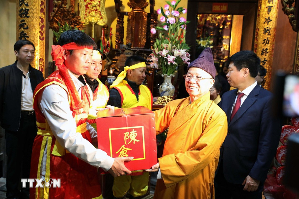 Đúng 23 giờ ngày 11/2, Ban tổ chức tiến hành vận chuyển lương từ cung cấm đền Trần Thương để ra các điểm phát cho nhân dân. (Ảnh: Đại Nghĩa/TTXVN)