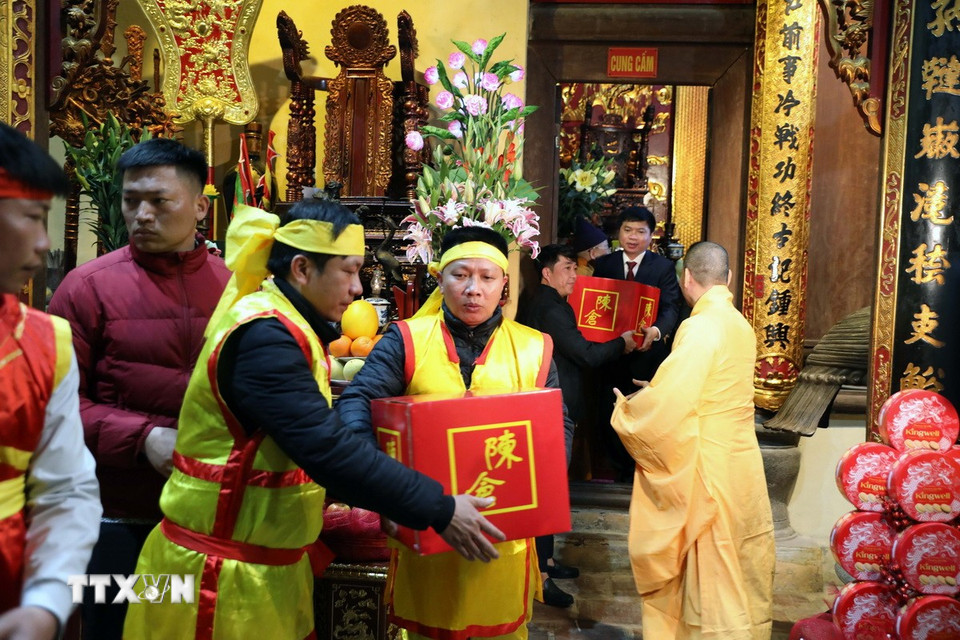 Đúng 23 giờ ngày 11/2, Ban tổ chức tiến hành vận chuyển lương từ cung cấm đền Trần Thương để ra các điểm phát cho nhân dân. (Ảnh: Đại Nghĩa/TTXVN)