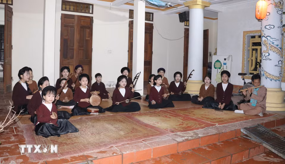 Các câu lạc bộ hát xẩm tại xã Yên Từ là nơi các làn điệu xẩm cổ được gìn giữ, thực hành và truyền dạy một cách bài bản. (Ảnh: Thùy Dung/TTXVN)