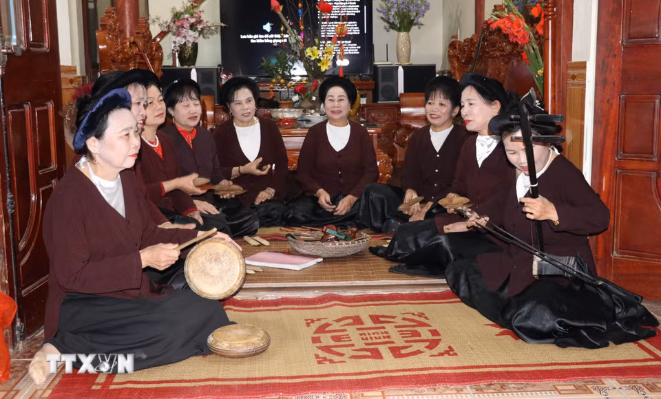 Các thành viên Đội chiếu xẩm chợ Lồng, xã Yên Từ, duy trì sinh hoạt định kỳ tạo môi trường để giao lưu, chia sẻ và nuôi dưỡng tình yêu đối với nghệ thuật truyền thống. (Ảnh: Thùy Dung/TTXVN)