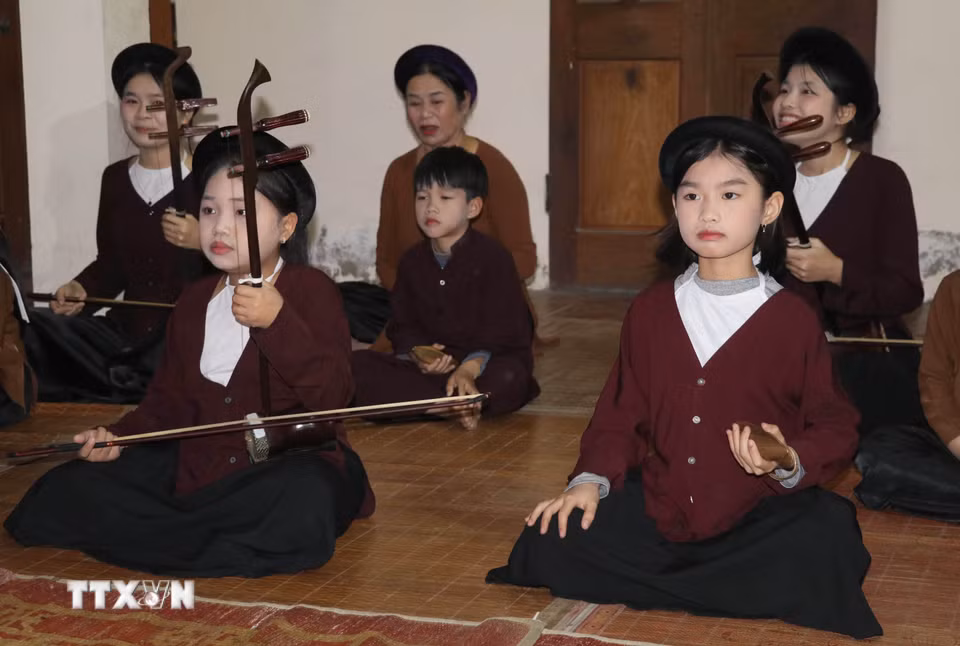 Sự hưởng ứng tích cực của thế hệ trẻ góp phần quan trọng trong việc giữ gìn và phát huy giá trị nghệ thuật hát xẩm ở xã Yên Từ, tỉnh Ninh Bình. (Ảnh: Thùy Dung/TTXVN)