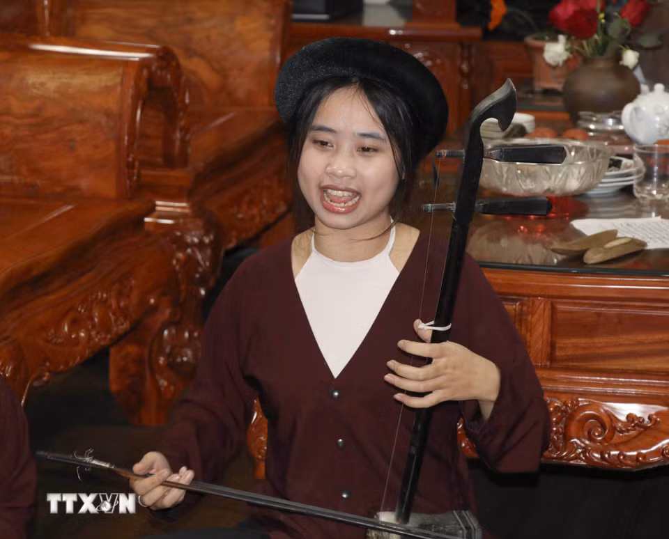 Đội chiếu xẩm chợ Lồng, xã Yên Từ, ngày càng thu hút nhiều học sinh tham gia. (Ảnh: Thùy Dung/TTXVN)