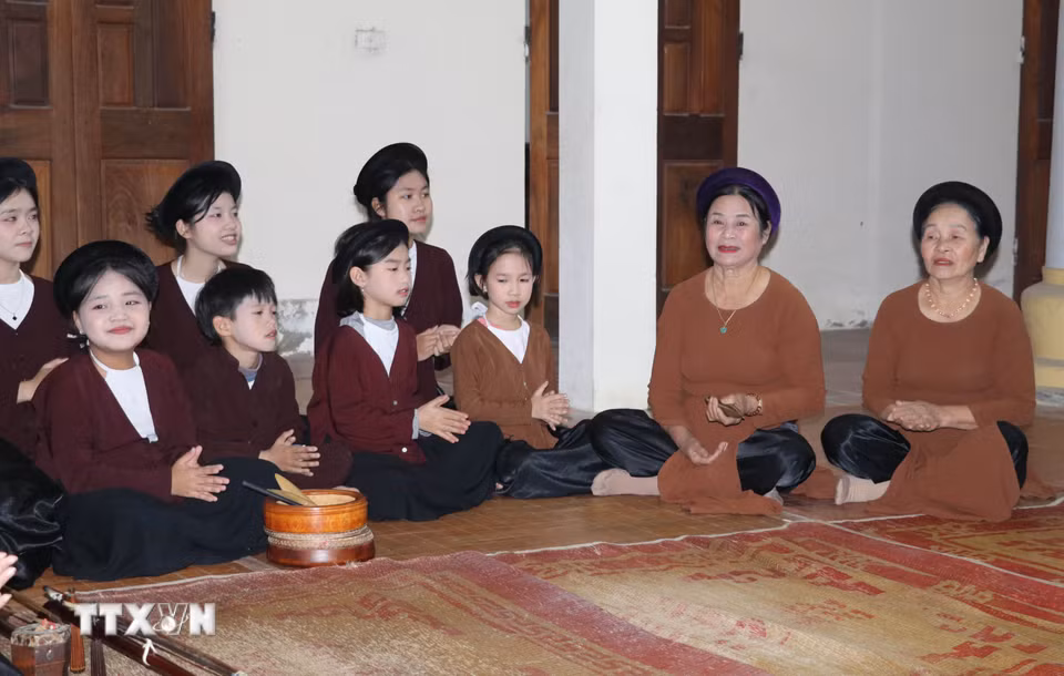 Câu lạc bộ hát xẩm Hà Thị Cầu, xã Yên Từ, được thành lập năm 2018 hiện có 32 thành viên, từ những em nhỏ mới 6 tuổi đến các nghệ nhân cao tuổi 87 tuổi. (Ảnh: Thùy Dung/TTXVN)