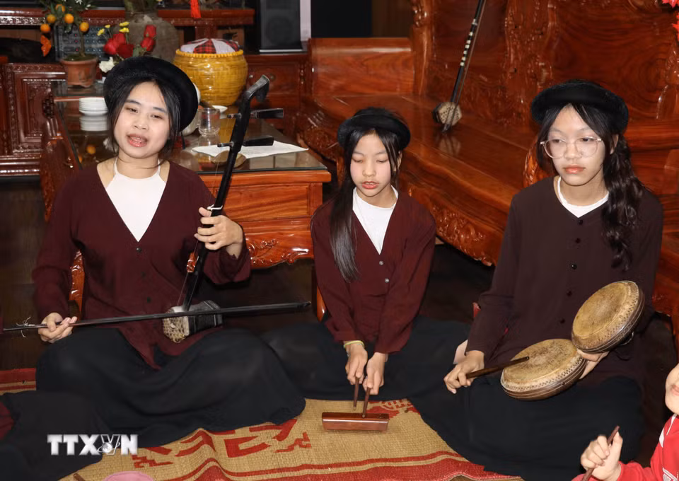 Đội chiếu xẩm chợ Lồng, xã Yên Từ, ngày càng thu hút nhiều học sinh tham gia. (Ảnh: Thùy Dung/TTXVN)