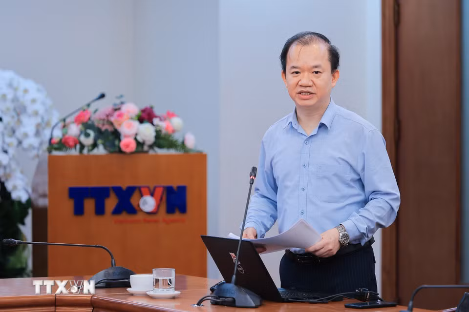 Phó giáo sư-Tiến sỹ Bùi Hoài Sơn, Đại biểu Quốc hội, Ủy viên chuyên trách Ủy ban Văn hóa, Giáo dục của Quốc hội trao đổi về nội dung cốt lõi của Nghị quyết 80-NQ/TW của Bộ Chính trị về phát triển văn hóa Việt Nam. (Ảnh: Lê Đông/TTXVN)