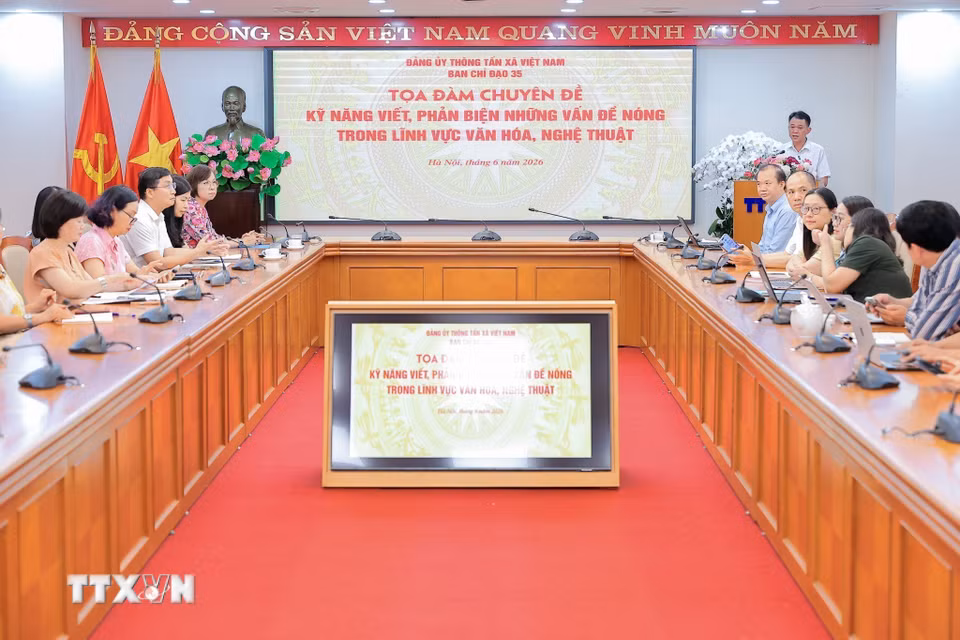Toạ đàm chuyên đề “Kỹ năng viết, phản biện những vấn đề nóng trong lĩnh vực văn hóa, nghệ thuật”. (Ảnh: Lê Đông/TTXVN)
