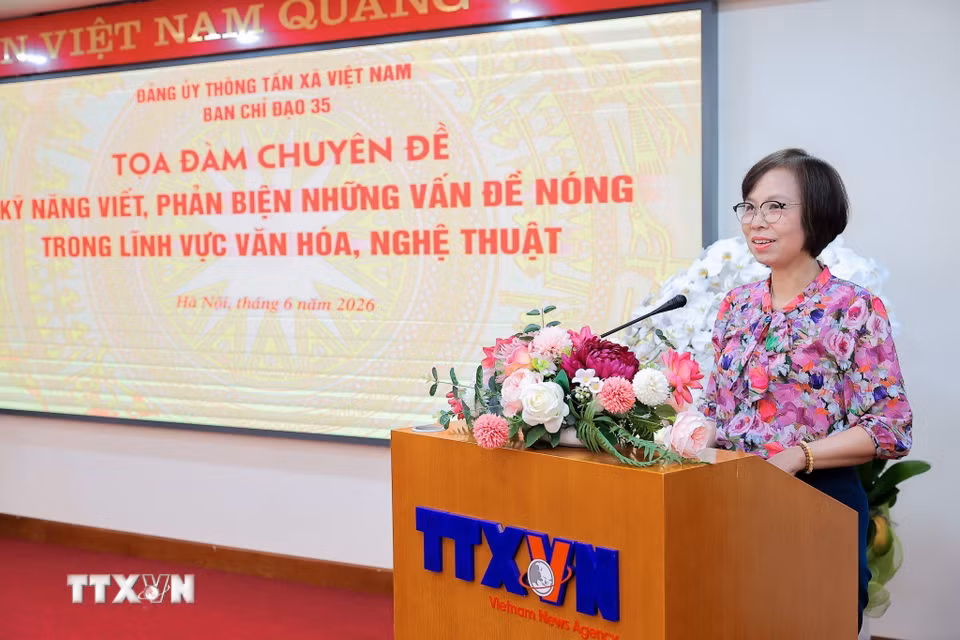 Đồng chí Vũ Việt Trang, Ủy viên Ban Thường vụ Đảng ủy các cơ quan Đảng Trung ương, Phó Trưởng Ban Tuyên giáo và Dân vận Trung ương, Bí thư Đảng ủy, Tổng Giám đốc Thông tấn xã Việt Nam phát biểu khai mạc buổi Tọa đàm. (Ảnh: Lê Đông/TTXVN)