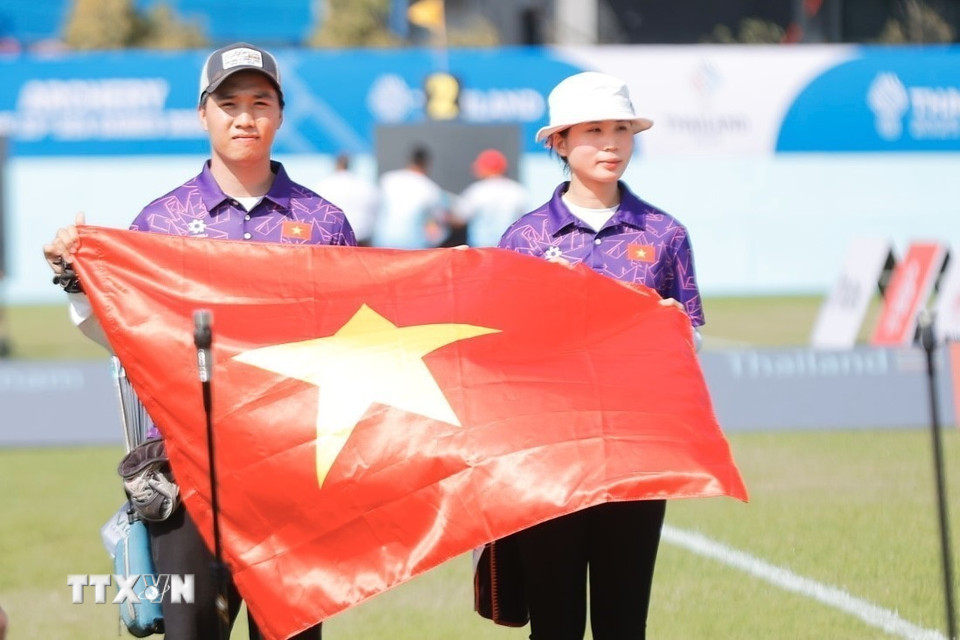 Hai vận động viên Đặng Công Đức và Lê Phạm Vân Anh giành huy chương bạc nội dung cung 3 dây đôi nam nữ hỗn hợp. (Ảnh: Minh Quyết/TTXVN)