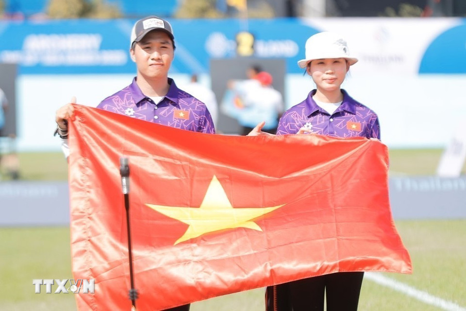 Hai vận động viên Đặng Công Đức và Lê Phạm Vân Anh giành huy chương bạc nội dung cung 3 dây đôi nam nữ hỗn hợp. (Ảnh: Minh Quyết/TTXVN)