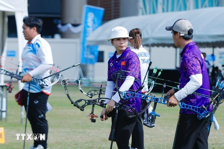 Hai vận động viên Đặng Công Đức và Lê Phạm Vân Anh giành HCB nội dung cung 3 dây đôi nam nữ hỗn hợp. (Ảnh: Minh Quyết/TTXVN)