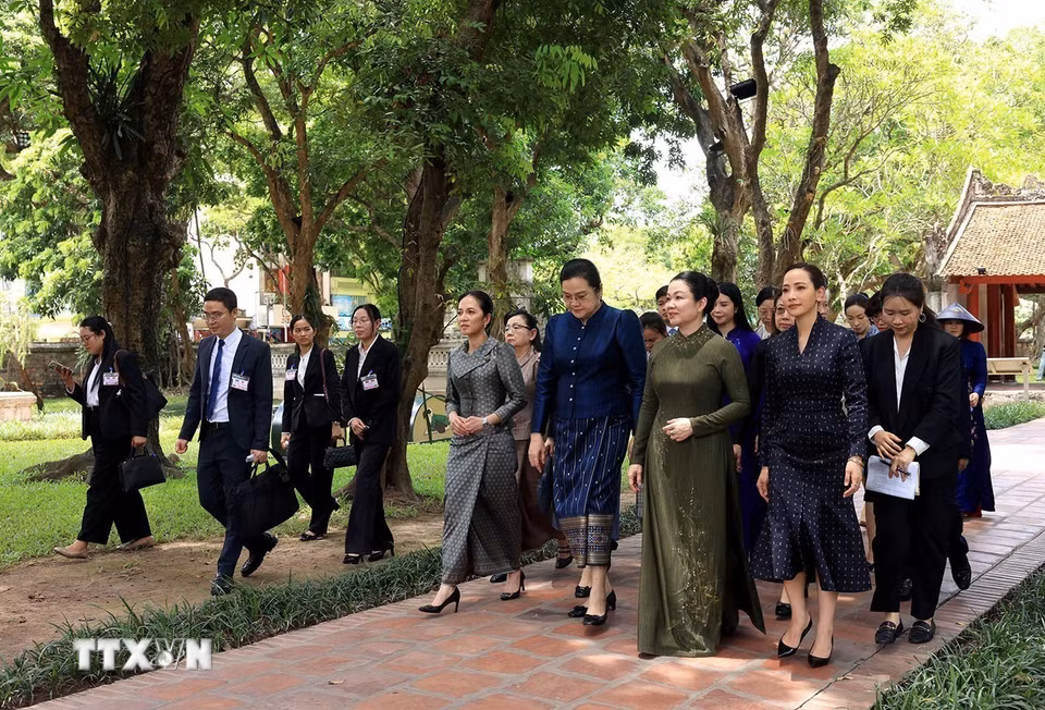 Bà Đào Thị Bích Thủy, Phu nhân Thủ tướng Lê Minh Hưng đã cùng bà Vandara Siphandone, Phu nhân Thủ tướng Lào; bà Pich Chamony, Phu nhân Thủ tướng Campuchia và bà Thananon Niramit, Phu nhân Thủ tướng Thái Lan đã đến thăm và có các hoạt động tại Văn Miếu-Quốc Tử Giám. (Ảnh: Tuấn Anh/TTXVN)