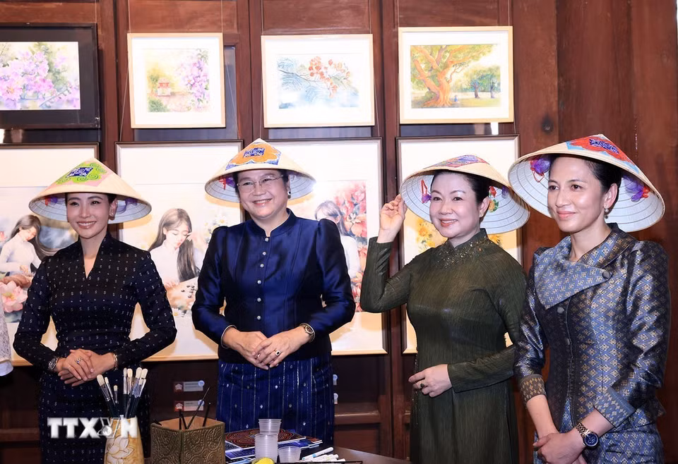 Các Phu nhân duyên dáng cùng chiếc nón lá truyền thống của Việt Nam tại Văn Miếu-Quốc Tử Giám. (Ảnh: Tuấn Anh/TTXVN) ​ ​