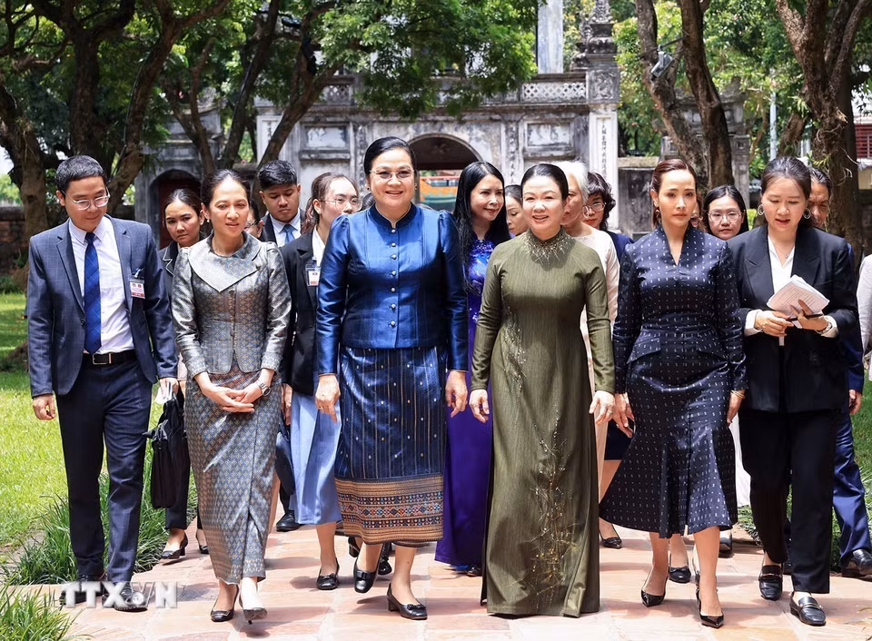 Bà Đào Thị Bích Thủy, Phu nhân Thủ tướng Chính phủ Lê Minh Hưng đã cùng bà Vandara Siphandone, Phu nhân Thủ tướng Lào; bà Pich Chamony, Phu nhân Thủ tướng Campuchia và bà Thananon Niramit, Phu nhân Thủ tướng Thái Lan đã đến thăm và có các hoạt động tại Văn Miếu-Quốc Tử Giám. (Ảnh: Tuấn Anh/TTXVN)