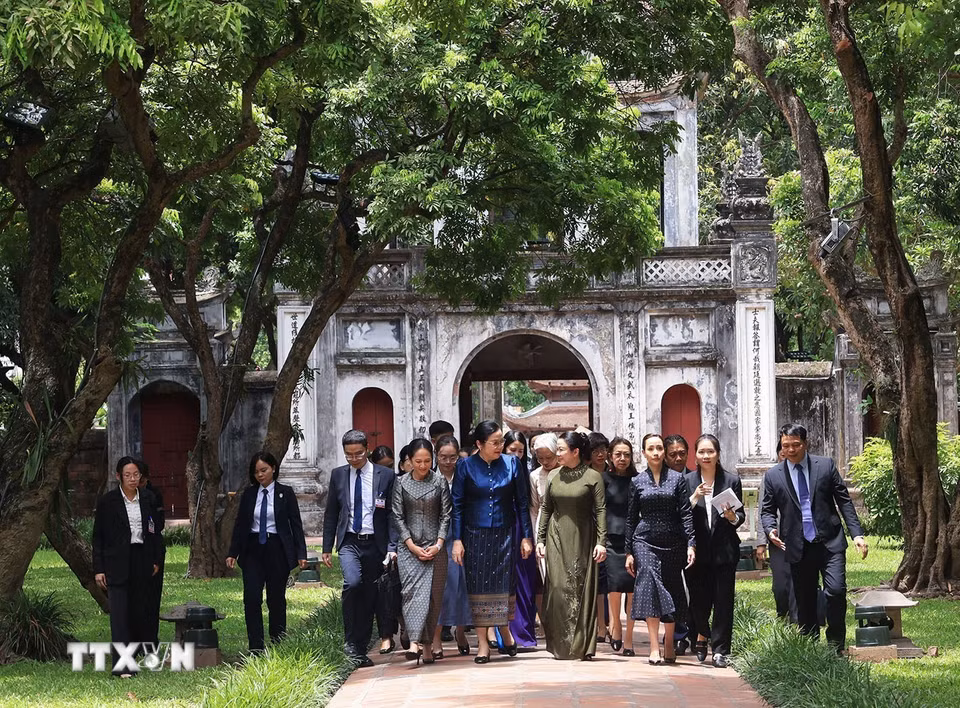 Bà Đào Thị Bích Thủy, Phu nhân Thủ tướng Lê Minh Hưng đã cùng bà Vandara Siphandone, Phu nhân Thủ tướng Lào; bà Pich Chamony, Phu nhân Thủ tướng Campuchia và bà Thananon Niramit, Phu nhân Thủ tướng Thái Lan đã đến thăm và có các hoạt động tại Văn Miếu-Quốc Tử Giám. (Ảnh: Tuấn Anh/TTXVN)