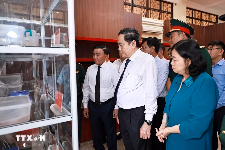 Chủ tịch Quốc hội Trần Thanh Mẫn, Thường trực Ban Bí thư Trần Cẩm Tú thăm, động viên các lực lượng tham gia tìm kiếm, quy tập hài cốt liệt sỹ tại Công viên Lê Thị Riêng. (Ảnh: Doãn Tấn/TTXVN)