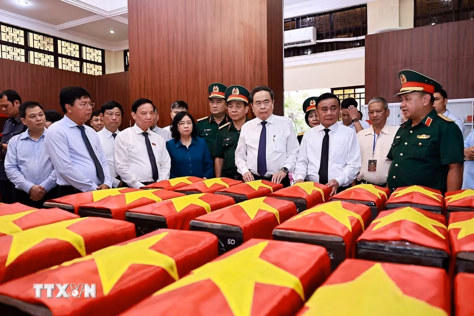 Chủ tịch Quốc hội Trần Thanh Mẫn, Thường trực Ban Bí thư Trần Cẩm Tú và đại biểu tưởng niệm các liệt sỹ tại Nhà quàn hài cốt liệt sỹ. (Ảnh: Doãn Tấn/TTXVN)