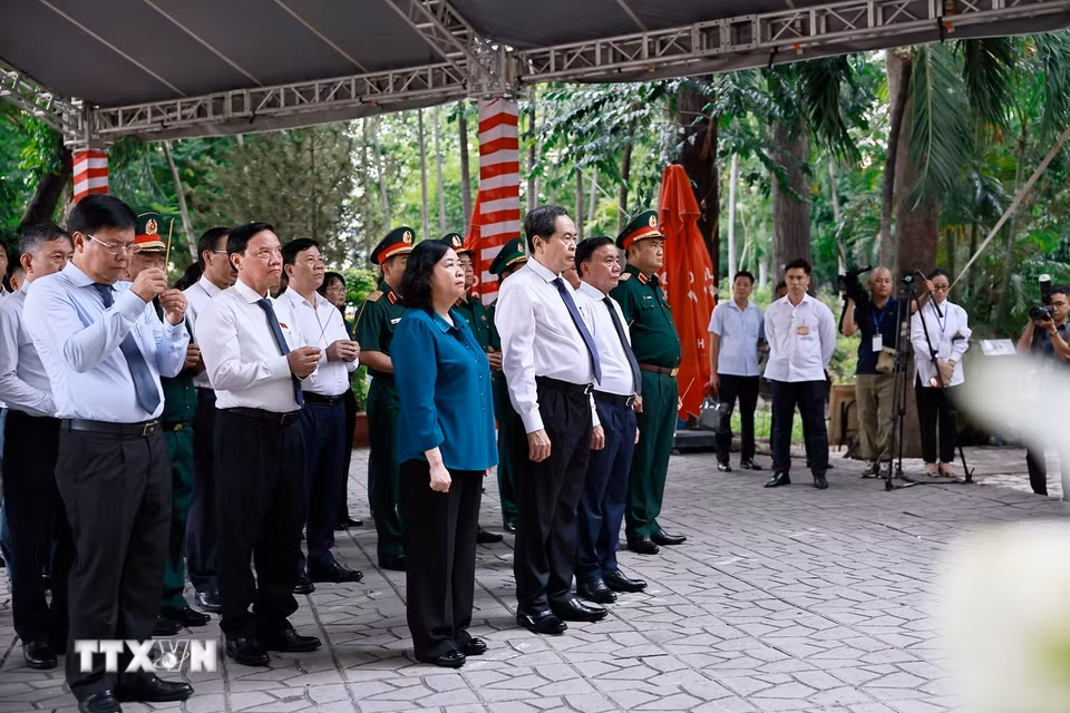 Chủ tịch Quốc hội Trần Thanh Mẫn và Thường trực Ban Bí thư Trần Cẩm Tú dâng hoa, dâng hương tại Tượng đài cố Tổng Bí thư Trần Phú. (Ảnh: Doãn Tấn - TTXVN)