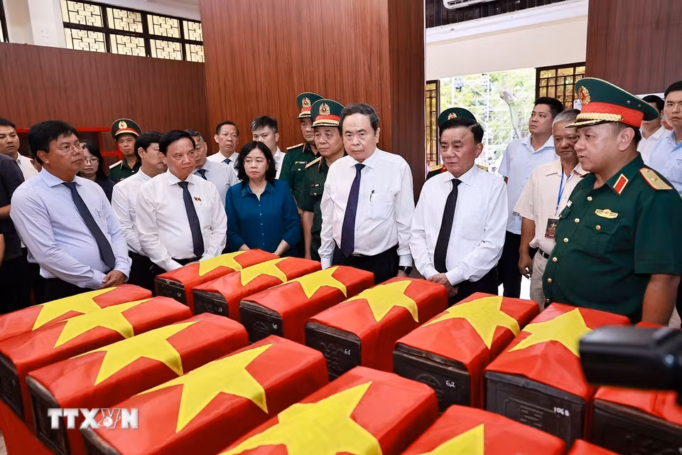 Chủ tịch Quốc hội Trần Thanh Mẫn, Thường trực Ban Bí thư Trần Cẩm Tú và đại biểu tưởng niệm các liệt sỹ tại Nhà quàn hài cốt liệt sỹ. (Ảnh: Doãn Tấn/TTXVN)