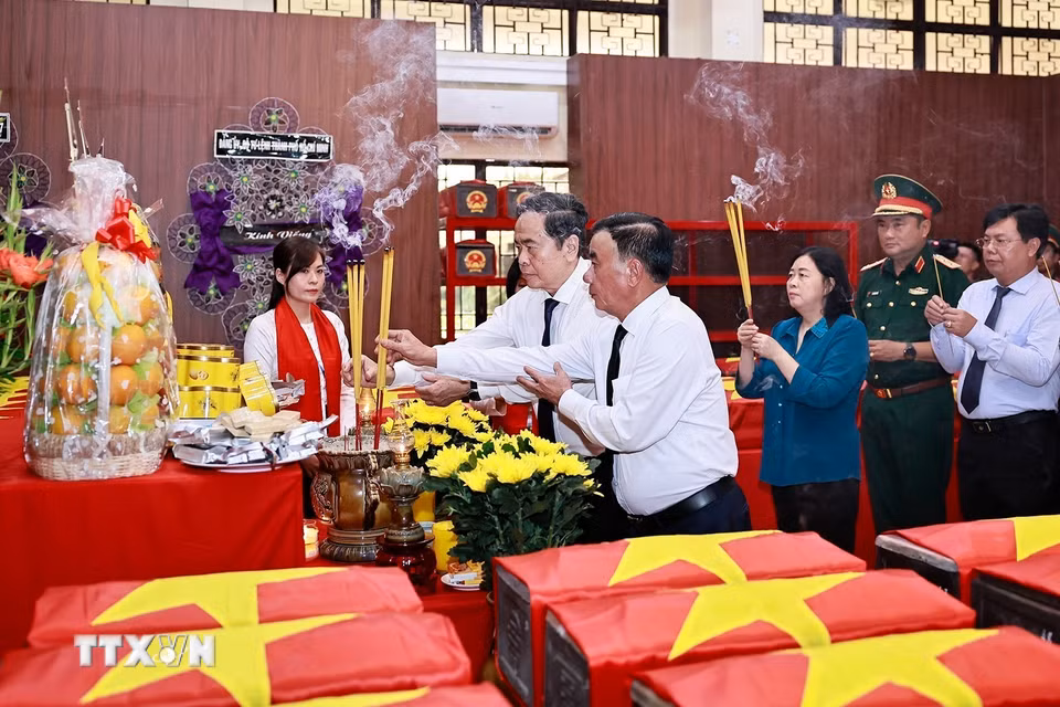 Chủ tịch Quốc hội Trần Thanh Mẫn, Thường trực Ban Bí thư Trần Cẩm Tú và đại biểu dâng hương tưởng niệm các liệt sỹ tại Nhà quàn hài cốt liệt sỹ. (Ảnh: Doãn Tấn/TTXVN)