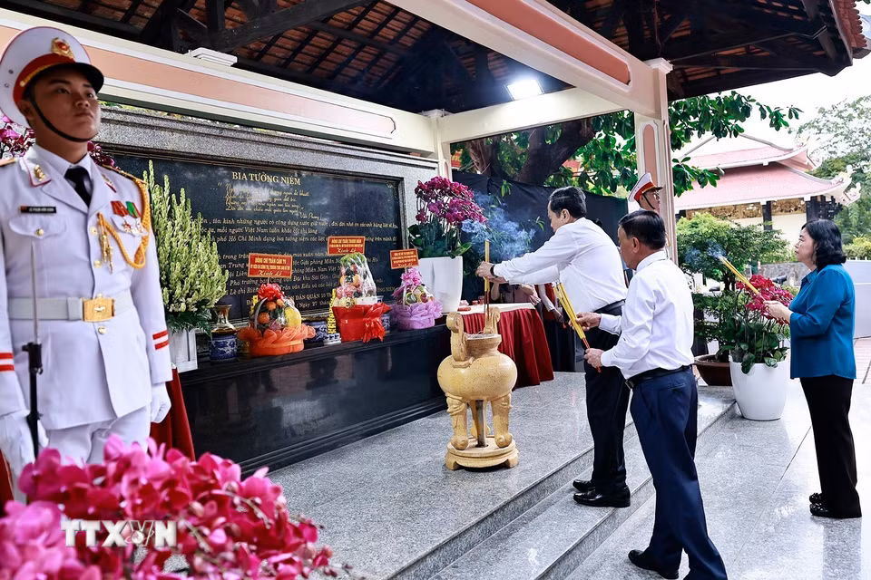 Chủ tịch Quốc hội Trần Thanh Mẫn dâng hoa, dâng hương tại Bia tưởng niệm Anh hùng liệt sỹ Lê Thị Riêng và Anh hùng liệt sỹ Trần Văn Kiểu. (Ảnh: Doãn Tấn/TTXVN)