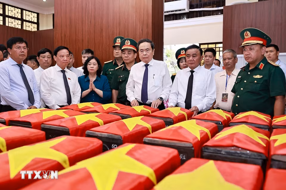 Chủ tịch Quốc hội Trần Thanh Mẫn, Thường trực Ban Bí thư Trần Cẩm Tú và đại biểu tưởng niệm các liệt sỹ tại Nhà quàn hài cốt liệt sỹ. (Ảnh: Doãn Tấn/TTXVN)