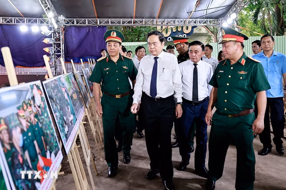 Chủ tịch Quốc hội Trần Thanh Mẫn, Thường trực Ban Bí thư Trần Cẩm Tú thăm, động viên các lực lượng tham gia tìm kiếm, quy tập hài cốt liệt sỹ tại Công viên Lê Thị Riêng (Thành phố Hồ Chí Minh). (Ảnh: Doãn Tấn/TTXVN)