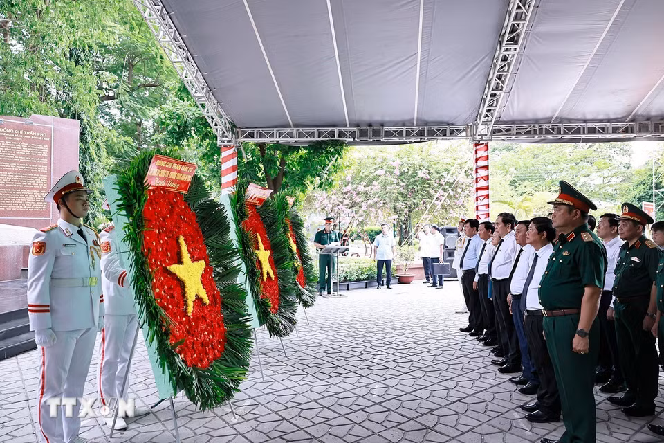 Chủ tịch Quốc hội Trần Thanh Mẫn và Thường trực Ban Bí thư Trần Cẩm Tú dâng hoa, dâng hương tại Tượng đài cố Tổng Bí thư Trần Phú. (Ảnh: Doãn Tấn/TTXVN)
