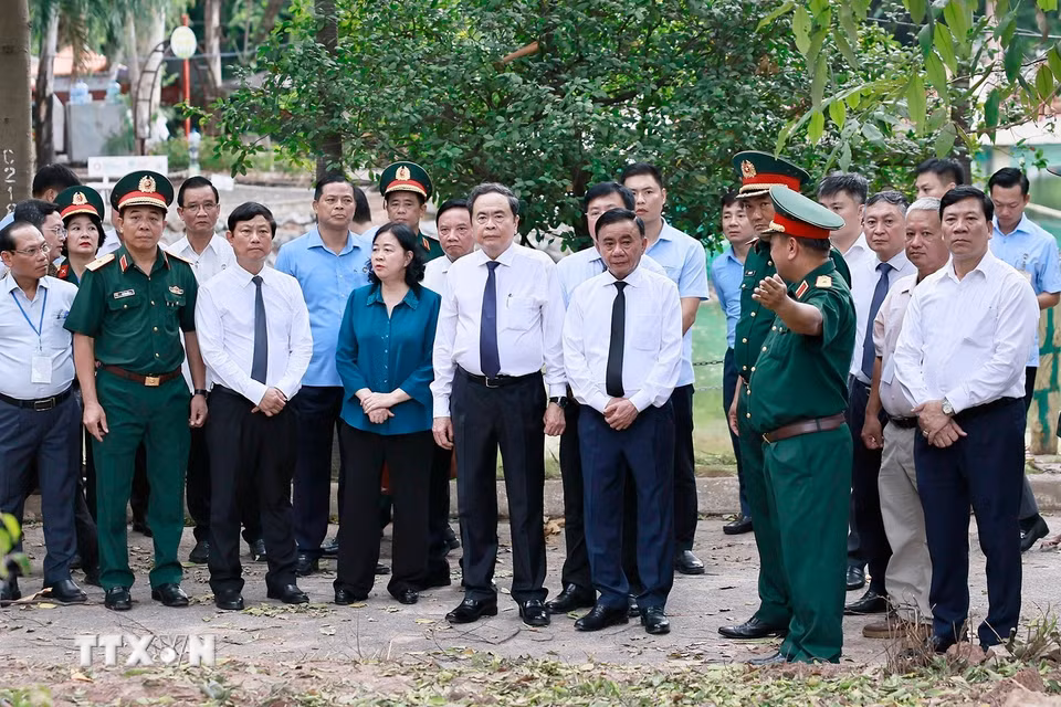 Chủ tịch Quốc hội Trần Thanh Mẫn thăm, động viên các lực lượng tham gia tìm kiếm, quy tập hài cốt liệt sỹ tại Công viên Lê Thị Riêng (Thành phố Hồ Chí Minh). (Ảnh: Doãn Tấn/TTXVN)