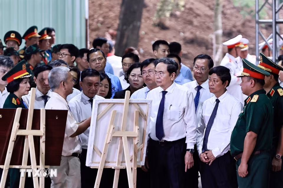 Chủ tịch Quốc hội Trần Thanh Mẫn thăm, động viên các lực lượng tham gia tìm kiếm, quy tập hài cốt liệt sỹ tại Công viên Lê Thị Riêng (Thành phố Hồ Chí Minh). (Ảnh: Doãn Tấn/TTXVN)