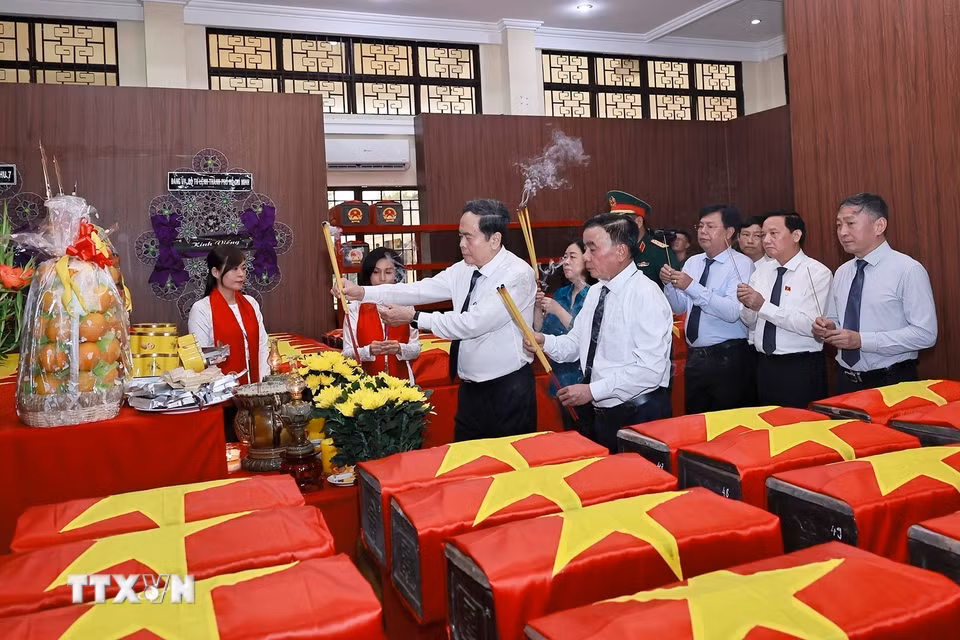 Chủ tịch Quốc hội Trần Thanh Mẫn, Thường trực Ban Bí thư Trần Cẩm Tú dâng hương tại Nhà quàn hài cốt các liệt sỹ. (Ảnh: Doãn Tấn/TTXVN)