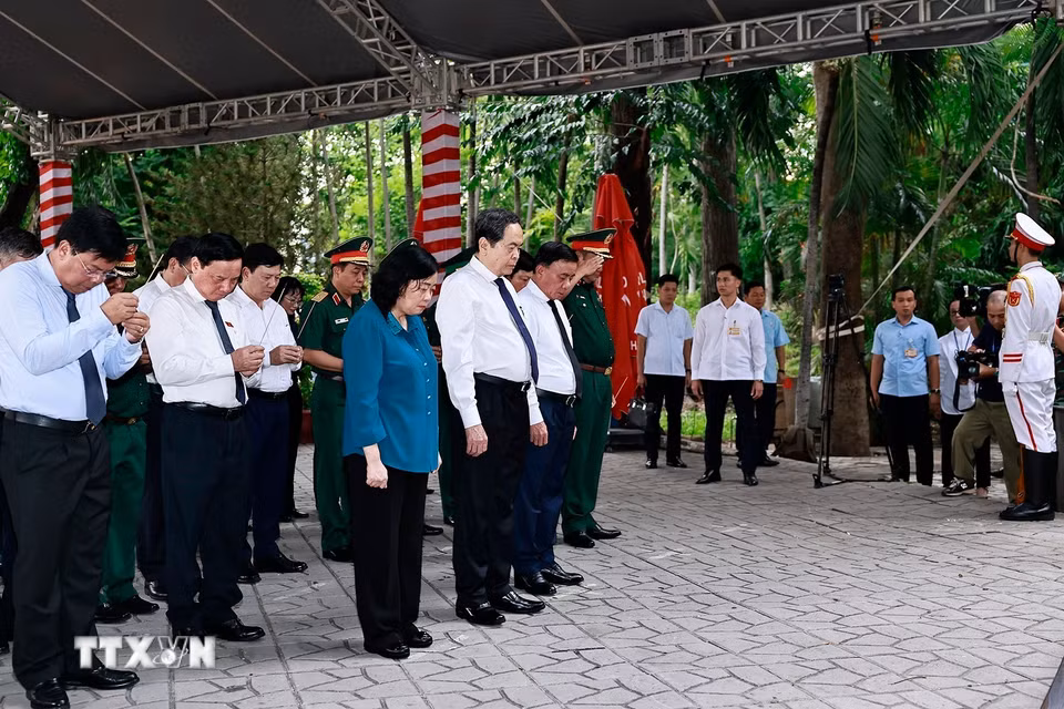 Chủ tịch Quốc hội Trần Thanh Mẫn và Thường trực Ban Bí thư Trần Cẩm Tú dâng hoa, dâng hương tại Tượng đài cố Tổng Bí thư Trần Phú. (Ảnh: Doãn Tấn/TTXVN)