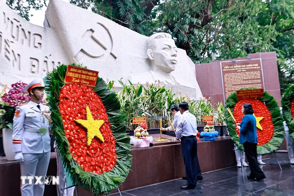 Chủ tịch Quốc hội Trần Thanh Mẫn và Thường trực Ban Bí thư Trần Cẩm Tú dâng hoa, dâng hương tại Tượng đài cố Tổng Bí thư Trần Phú. (Ảnh: Doãn Tấn/TTXVN)
