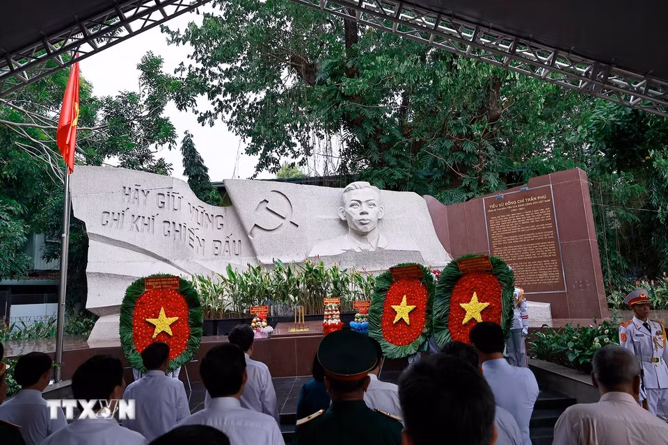 Chủ tịch Quốc hội Trần Thanh Mẫn và Thường trực Ban Bí thư Trần Cẩm Tú dâng hoa, dâng hương tại Tượng đài cố Tổng Bí thư Trần Phú. (Ảnh: Doãn Tấn/TTXVN)