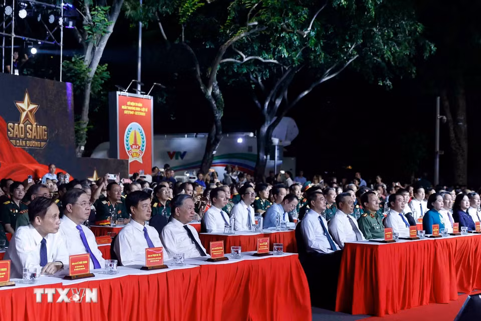 Tổng Bí thư, Chủ tịch nước Tô Lâm, Thủ tướng Lê Minh Hưng và các đại biểu dự tại điểm cầu Hà Nội. (Ảnh: Thống Nhất/TTXVN)