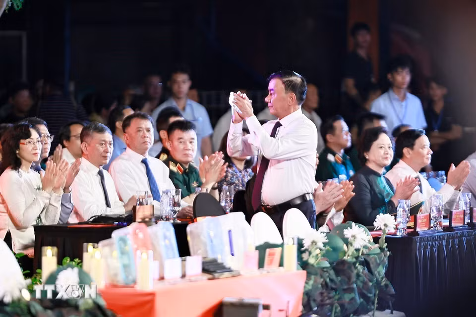 Thường trực Ban Bí thư Trần Cẩm Tú và đại biểu dự Chương trình cầu truyền hình tại Công viên Lê Thị Riêng, Thành phố Hồ Chí Minh. (Ảnh: Doãn Tấn/TTXVN)